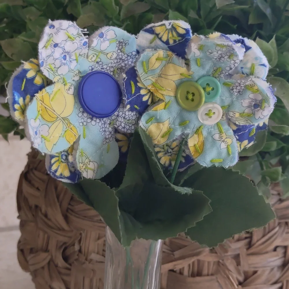3 vintage vases with handmade flowers 🌼🌸